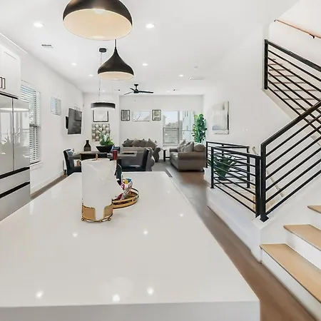 Elegant 3-Bedroom Villa In Downtown Houston